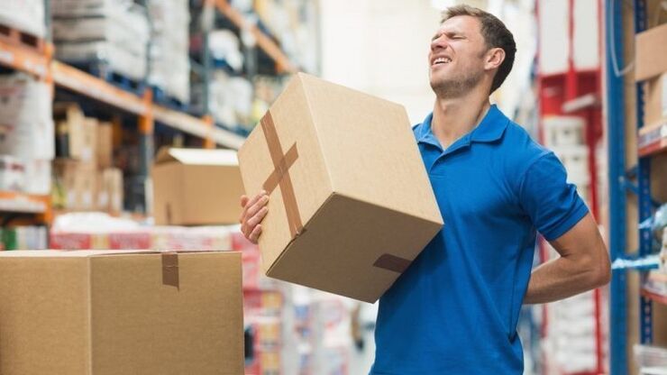 Rückenschmerzen beim Heben von Gewichten